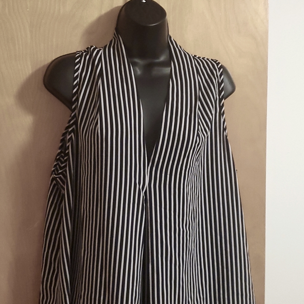 Black & White sleeveless top